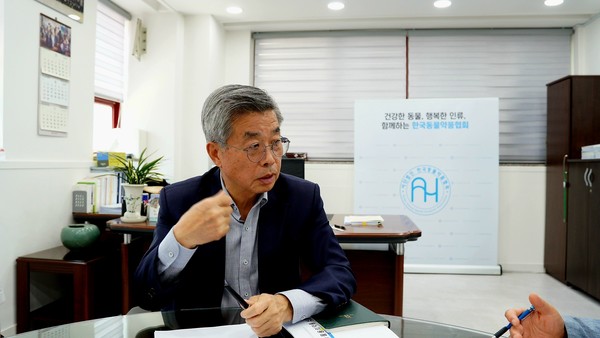 본격적인 인터뷰에 앞서 본지 기자에게 동물약품에 대해 설명하고 있는 정병곤 회장   ©미트러버뉴스