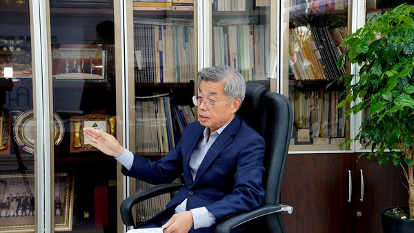 인터뷰 말미에 정병곤 회장은 미트러버뉴스 구독자들께 '한국동물약품협회'가 동물의 건강, 인류의 삶의 질 향상, 국가 경제 발전에 중요한 역할을 하고 있다며 많은 관심을 당부했다   ©미트러버뉴스