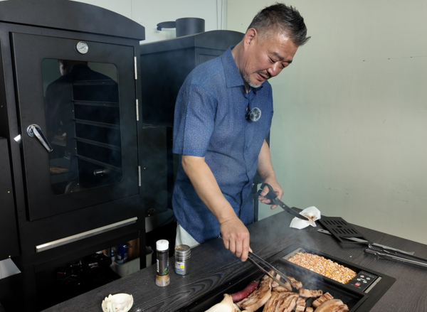                     ( 직접 고기를 구워서 고기의 참맛을 보여주시다. 정말 맛있었습니다! 대표님 )